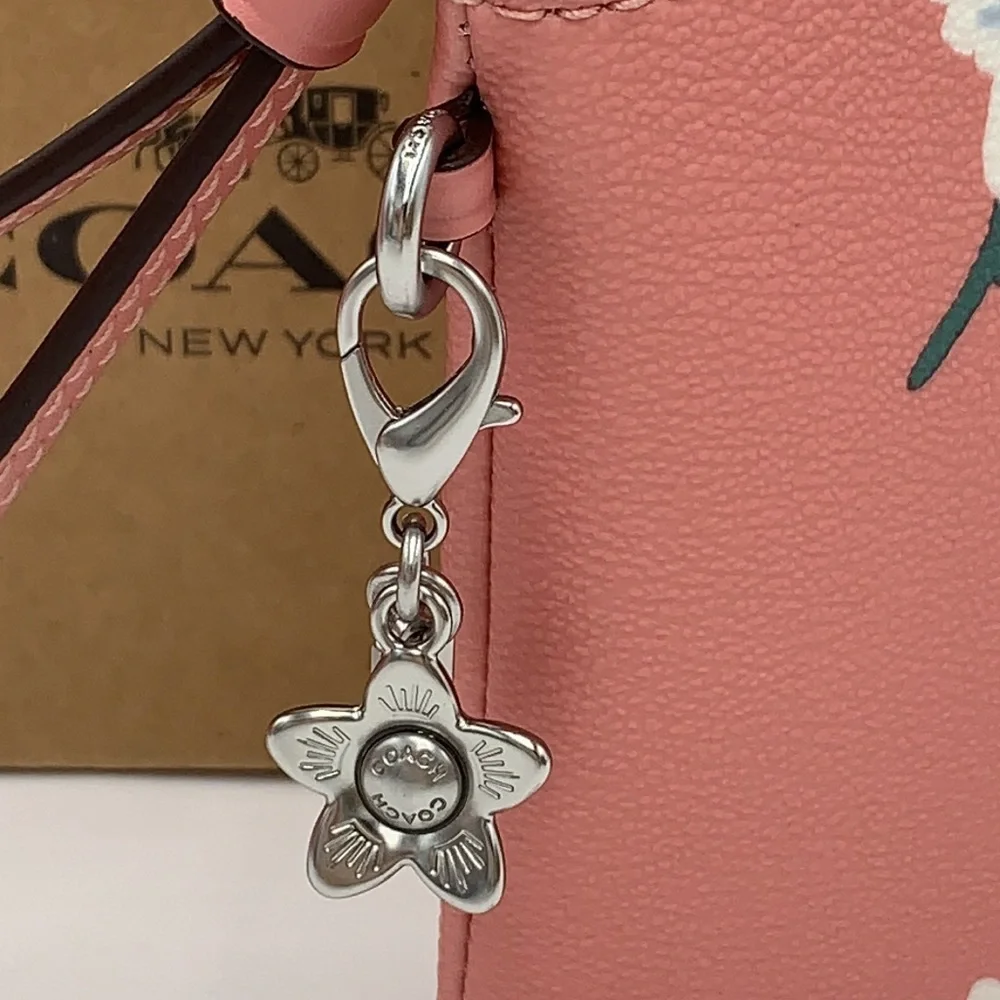 COACH Boxed Corner Zip Wristlet With Daisy Print